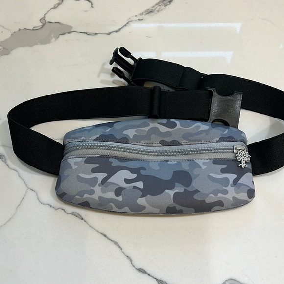 Oak & Reed neoprene camo fanny pack. - Picture 1 of 6